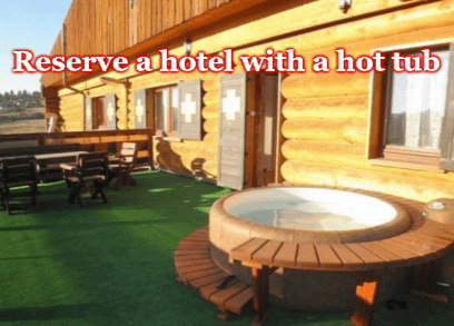 Hotel with a hot tub 